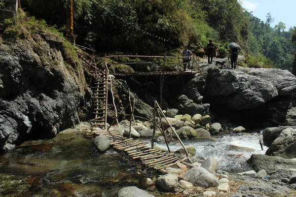 Trockenes Flussbett Mit Steinen Und Grünem Berg Hintergrund — Stockfoto