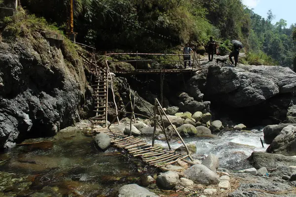 Trockener Fluss Und Fußgängerbrücke Mit Grünem Berg — Stockfoto