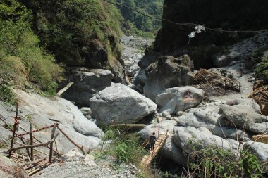 Yeşil dağın eteğindeki taşlı nehir yatağı.