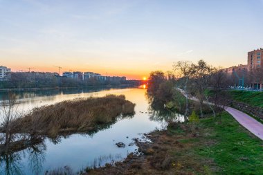 Zaragoza 'daki Ebro nehrinin kıyısında doğan güneş.