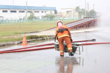 Seremban, Malezya, 10 Ekim 2015. Özel Kuvvetler Malezya İtfaiye ve Kurtarma Departmanı kimyasal sızıntı yapıyor..