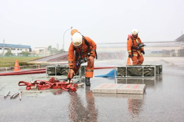 Seremban, Malezya, 10 Ekim 2015. Özel Kuvvetler Malezya İtfaiye ve Kurtarma Departmanı kimyasal sızıntı yapıyor.