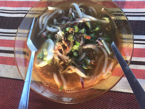 Läcker Asiatisk Soppa Med Nudlar Grönsaker Och Ägg Närbild — Stockfoto
