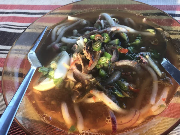 Läcker Asiatisk Soppa Med Nudlar Grönsaker Och Ägg Närbild — Stockfoto