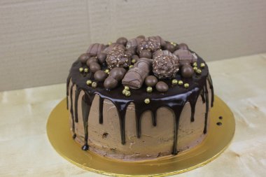 Çikolatalı ve şekerli lezzetli bir pasta.