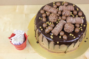 Çikolatalı ve şekerli lezzetli bir pasta.