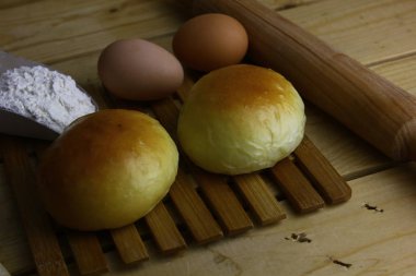 Ev yapımı hamur işi, ahşap arka planda lezzetli çörekler.