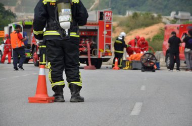 Seremban, Malezya, 1 Şubat 2015. Özel Kuvvetler Malezya İtfaiye ve Kurtarma Departmanı kimyasal sızıntı yapıyor..