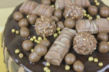 Çikolatalı ve şekerli lezzetli bir pasta.