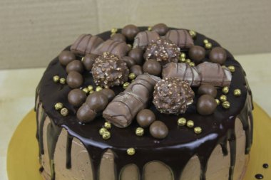 Çikolatalı ve şekerli lezzetli bir pasta.