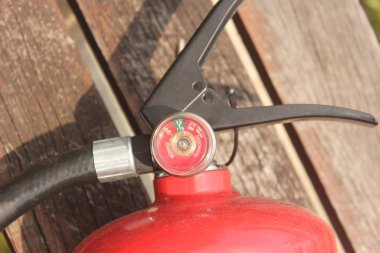 Kırmızı yangın söndürücüyü hortumla görüyor musun?