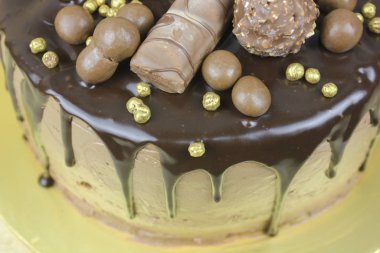 Çikolatalı ve şekerli lezzetli bir pasta.