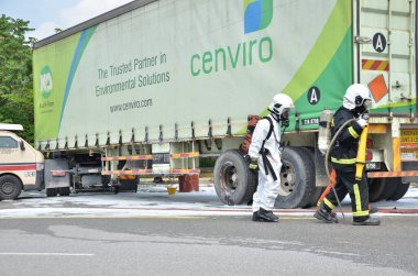 Seremban, Malezya, 1 Şubat 2015. Özel Kuvvetler Malezya İtfaiye ve Kurtarma Departmanı kimyasal sızıntı yapıyor..