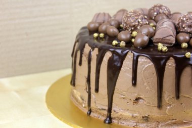 Çikolatalı ve şekerli lezzetli bir pasta.