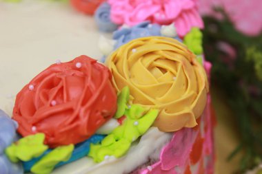 Çiçek ve çiçeklerle süslenmiş lezzetli bir pasta. 