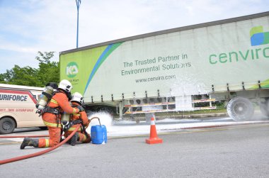 Seremban, Malezya, 1 Şubat 2015. Özel Kuvvetler Malezya İtfaiye ve Kurtarma Departmanı kimyasal sızıntı yapıyor..
