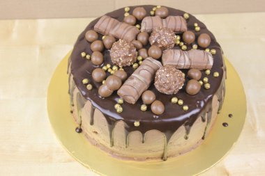 Çikolatalı ve şekerli lezzetli bir pasta.