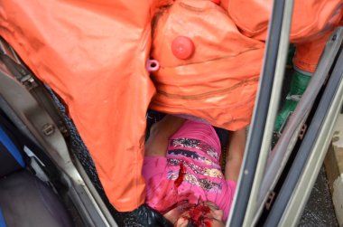 Seremban, Malezya, 1 Şubat 2015. Özel Kuvvetler Malezya İtfaiye ve Kurtarma Departmanı kimyasal sızıntı yapıyor..