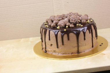 Çikolatalı ve şekerli lezzetli bir pasta.