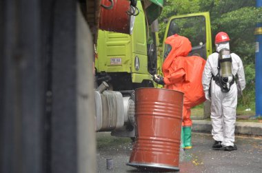 Seremban, Malezya, 1 Şubat 2015. Özel Kuvvetler Malezya İtfaiye ve Kurtarma Departmanı kimyasal sızıntı yapıyor..