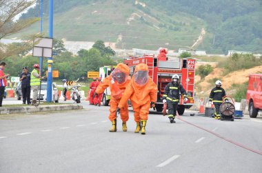 Seremban, Malezya, 1 Şubat 2015. Özel Kuvvetler Malezya İtfaiye ve Kurtarma Departmanı kimyasal sızıntı yapıyor..