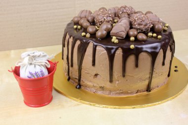 Çikolatalı ve şekerli lezzetli bir pasta.