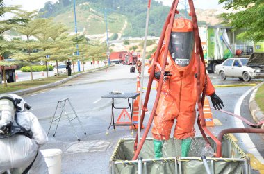 Seremban, Malezya, 1 Şubat 2015. Özel Kuvvetler Malezya İtfaiye ve Kurtarma Departmanı kimyasal sızıntı yapıyor..