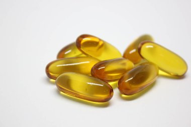 Beyaz arka planda sarı renkli haplar