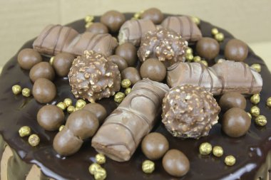 Çikolatalı ve şekerli lezzetli bir pasta.