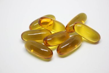 Beyaz arka planda sarı renkli haplar