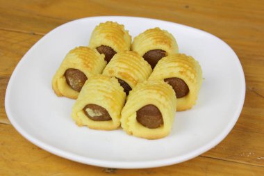 Geleneksel Malezya kurabiyelerine tahta arka planda 