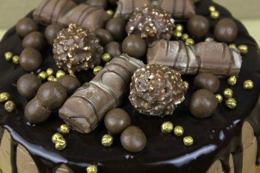 Çikolatalı ve şekerli lezzetli bir pasta.