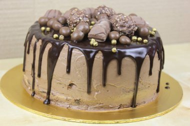 Çikolatalı ve şekerli lezzetli bir pasta.
