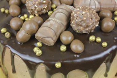 Çikolatalı ve şekerli lezzetli bir pasta.