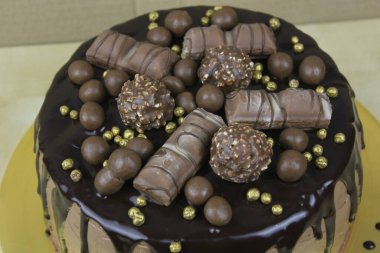 Çikolatalı ve şekerli lezzetli bir pasta.