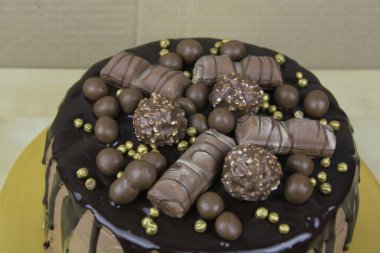 Çikolatalı ve şekerli lezzetli bir pasta.