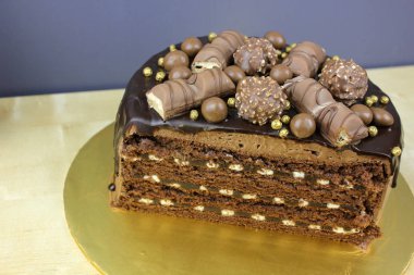 Çikolatalı ve şekerli lezzetli bir pasta.