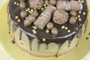 Çikolatalı ve şekerli lezzetli bir pasta.