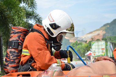 Seremban, Malezya, 1 Şubat 2015. Özel Kuvvetler Malezya İtfaiye ve Kurtarma Departmanı kimyasal sızıntı yapıyor..