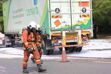 Seremban, Malezya, 1 Şubat 2015. Özel Kuvvetler Malezya İtfaiye ve Kurtarma Departmanı kimyasal sızıntı yapıyor..