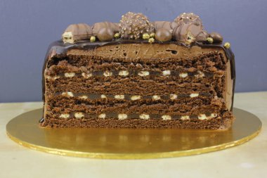 Çikolatalı ve şekerli lezzetli bir pasta.