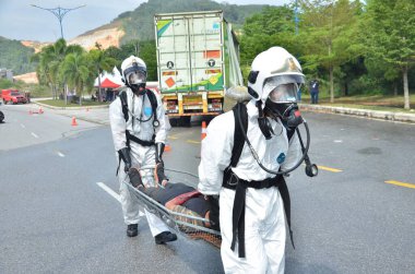 Seremban, Malezya, 1 Şubat 2015. Özel Kuvvetler Malezya İtfaiye ve Kurtarma Departmanı kimyasal sızıntı yapıyor..