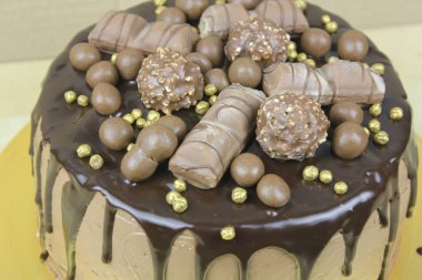 Çikolatalı ve şekerli lezzetli bir pasta.