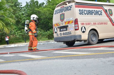 Seremban, Malezya, 1 Şubat 2015. Özel Kuvvetler Malezya İtfaiye ve Kurtarma Departmanı kimyasal sızıntı yapıyor..