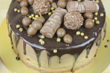 Çikolatalı ve şekerli lezzetli bir pasta.