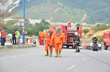 Seremban, Malezya, 1 Şubat 2015. Özel Kuvvetler Malezya İtfaiye ve Kurtarma Departmanı kimyasal sızıntı yapıyor..