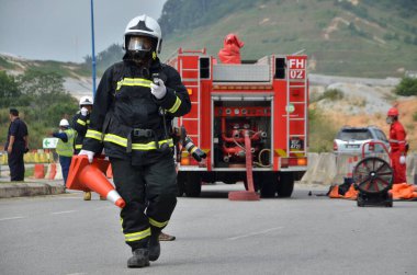 Seremban, Malezya, 1 Şubat 2015. Özel Kuvvetler Malezya İtfaiye ve Kurtarma Departmanı kimyasal sızıntı yapıyor..