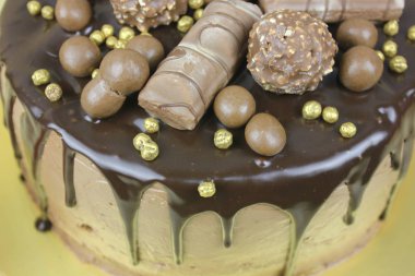 Çikolatalı ve şekerli lezzetli bir pasta.