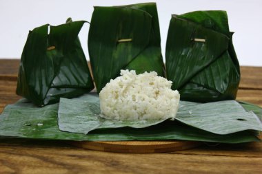 Zongzi, geleneksel Çin pilavı pilavı ve sarılı bambu yapraklarıyla doldurulmuş.