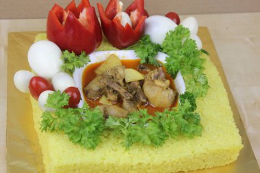 Sarı Glutinous Rice, sebze ve etli Malezya yemeği